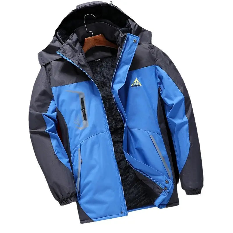 Blauer und schwarzer wasserdichter Wintermantel aus Fleecestoff mit reflektierenden Streifen an den Ärmeln, ausgelegt für Outdoor-Wanderungen.