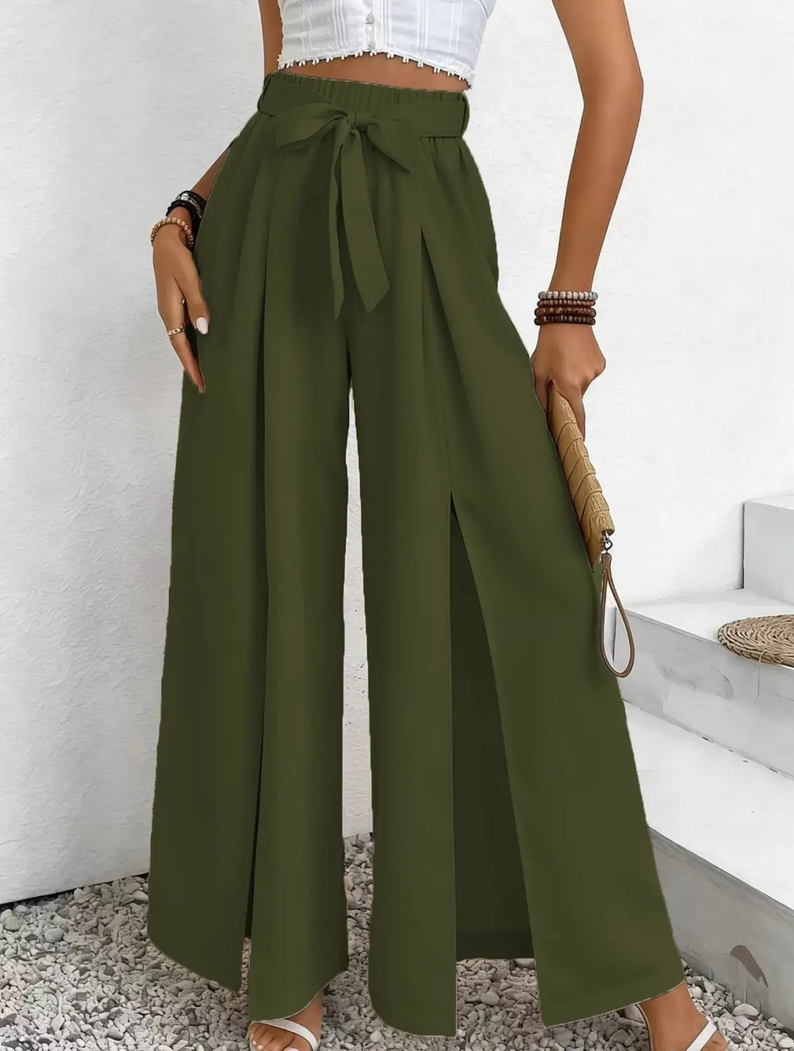 Pantalon ample à taille haute vert olive fabriqué dans un tissu ample décontracté, avec une ceinture à nouer assortie et une fente avant.