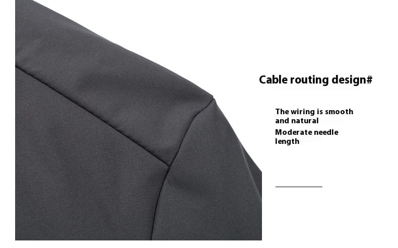 Abrigo de invierno acolchado con capucha para hombre en negro con un diseño de enrutado de cables naturales suave, mostrado desde el lado posterior.