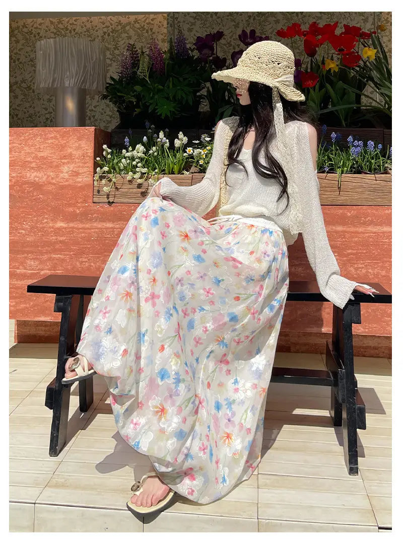 Falda midi con estampado floral en color marfil, con un delicado patrón pastel en tonos rosa, azul y amarillo.