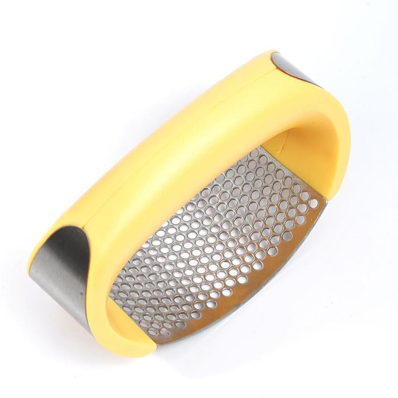 Presse-ail à poignée en plastique jaune, surface de râpage en acier inoxydable, avec trous circulaires espacés uniformément pour un hachage manuel ergonomique.