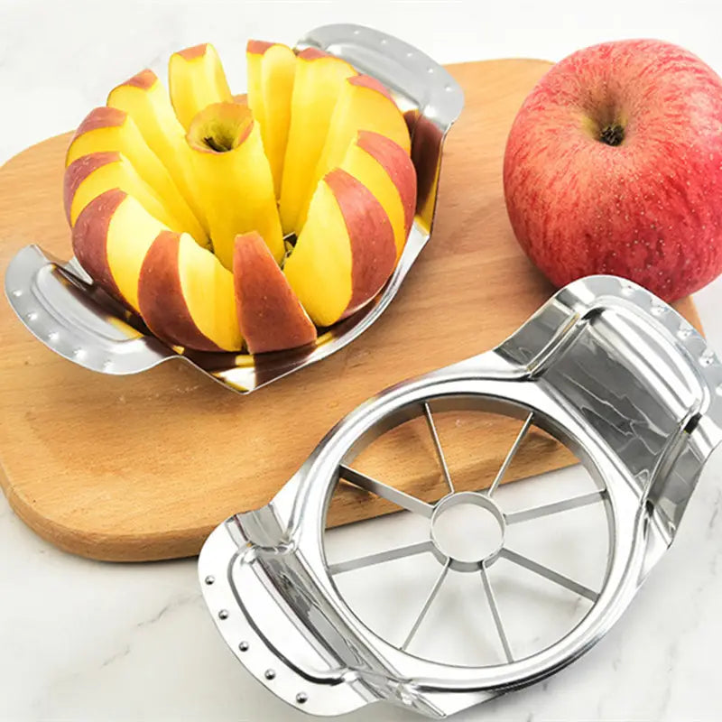 Trancheuse à pommes en acier inoxydable brillante, au design circulaire et à huit lames radiales permettant d’évider et de trancher les pommes efficacement.