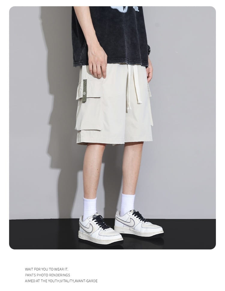 Shorts cargo décontractés pour homme grande taille de couleur crème, avec plusieurs poches et une ceinture à cordon, conçus pour une coupe ample et un usage sportif