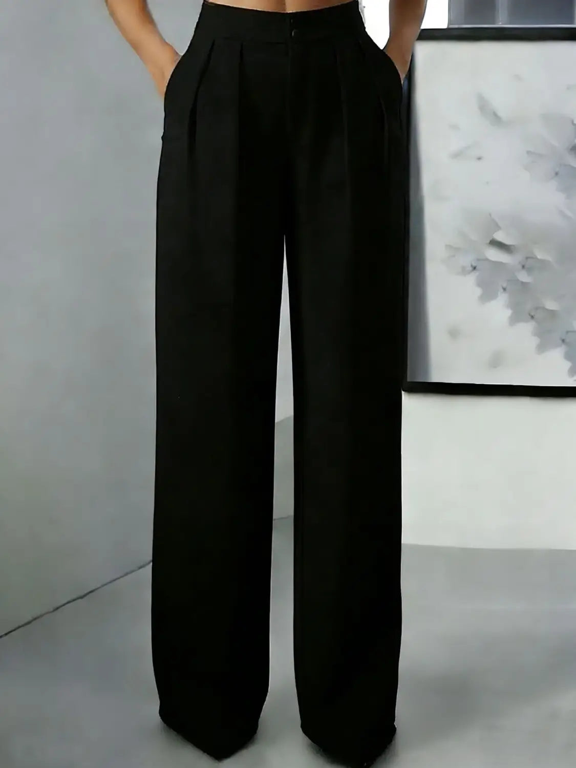 Pantalons noirs à jambes larges et taille haute avec un design sur mesure élégant, adaptés aux tenues formelles et professionnelles.