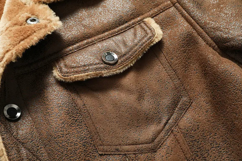 Veste en denim doublée de polaire d’hiver pour homme, en peau de mouton, marron, avec une surface extérieure texturée et un col doublé de fourrure douce.