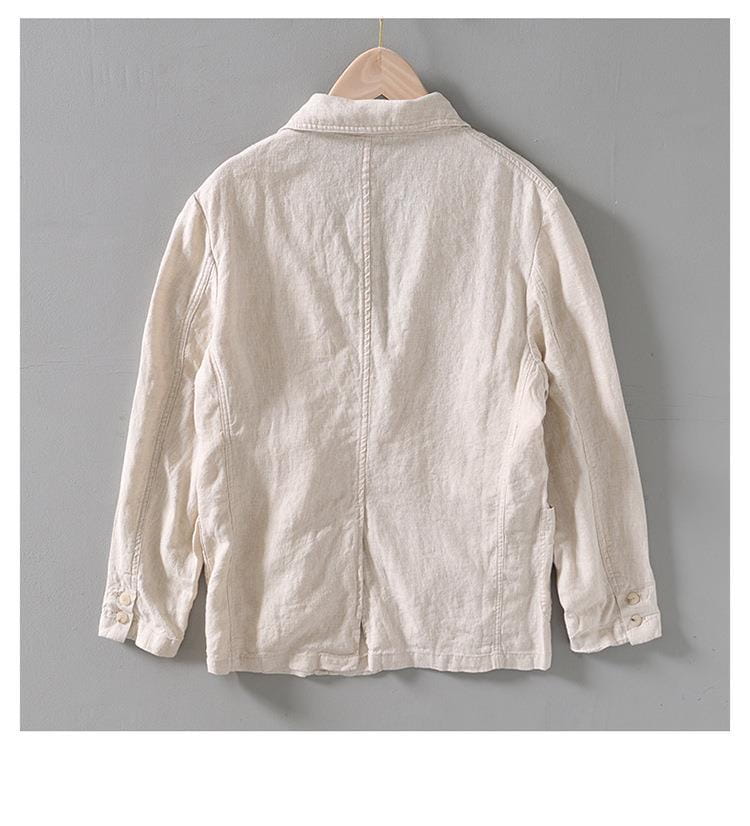 Ein hellbeiger Herren-Leinenblazer im Casual-Style, lockere Anzugsjacke mit klassischem Kragen und geknöpften Bündchen, an einem hölzernen Kleiderbügel hängend.
