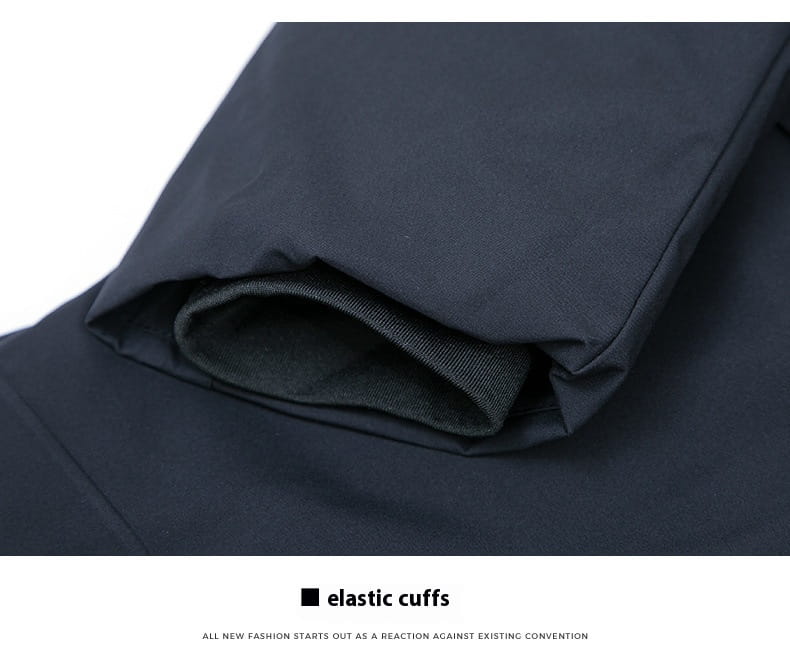 Chaqueta acolchada térmica con capucha de invierno negra que presenta puños elásticos negros con exterior liso ligeramente acolchado y forro interior acanalado para mayor calidez y comodidad.