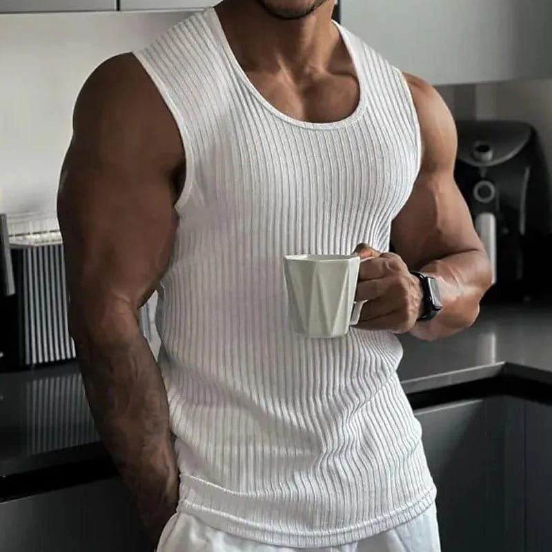 Weißes geripptes Baumwoll-Slim-Fit-Strick-Tanktop für Herren, von der Rückseite dargestellt.
