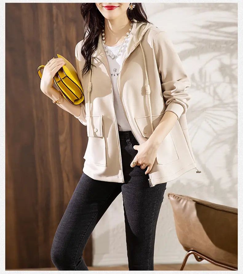 Beige Kapuzen-Cropped-Jacke mit vorderem Reißverschluss, Kordelzugkapuze und Fronttaschen.