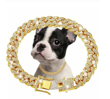 Collier pour chien en chaîne dorée à maillons cubains en diamant, avec diamants intégrés et fermoir assorti incrusté de diamants, conçu comme un bijou de luxe pour les animaux.