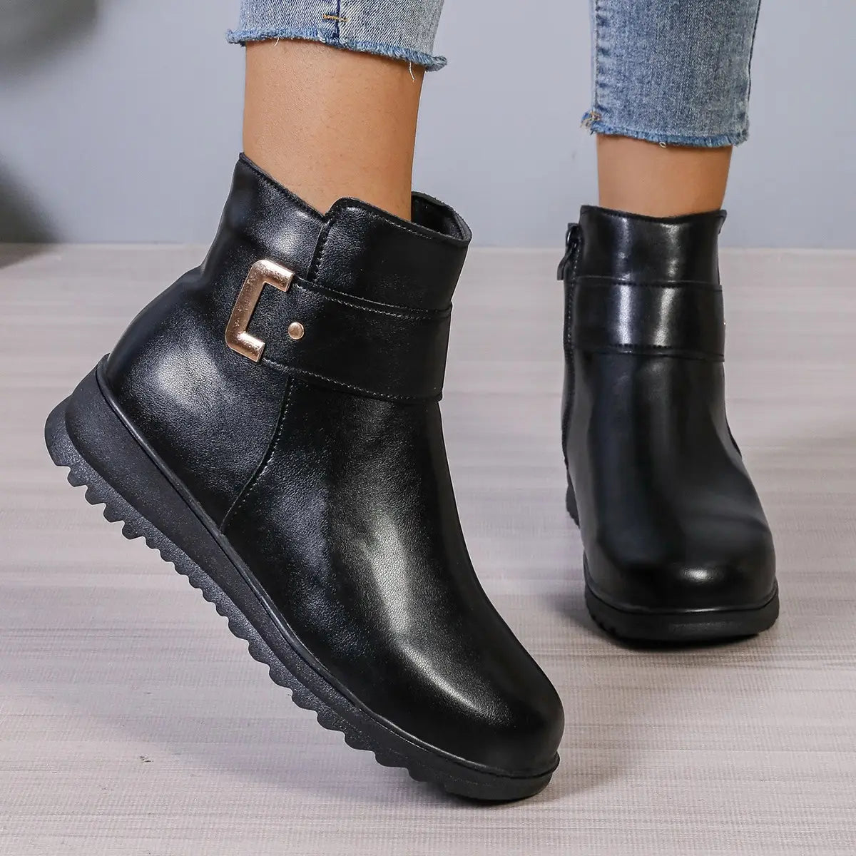 Schwarze Damen-Winter-Fleece-Ankle-Boots aus Leder mit goldfarbenen Schnallenbeschlägen und profilierter Gummisohle, für die Nutzung bei kaltem Wetter entworfen