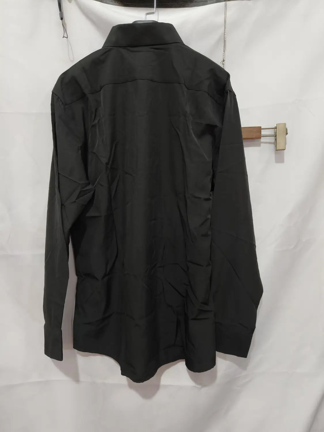 Chemise habillée stretch à empiècements contrastés noire à manches longues, avec un col classique et une coupe ajustée.
