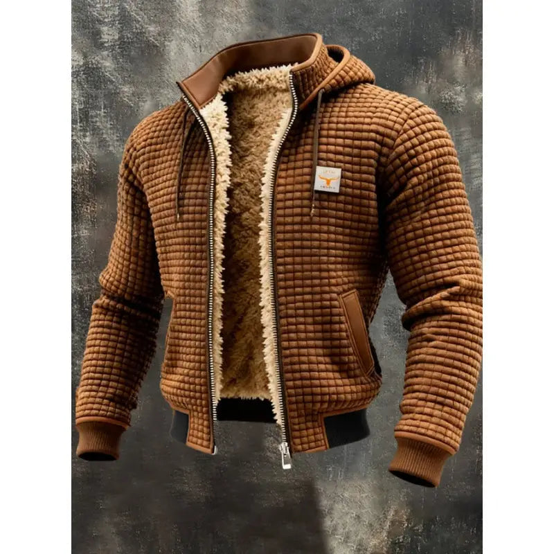 Veste à capuche zippée doublée de polaire pour homme en tissu matelassé marron, doublure en polaire crème duveteuse et cordons de serrage marron assortis.