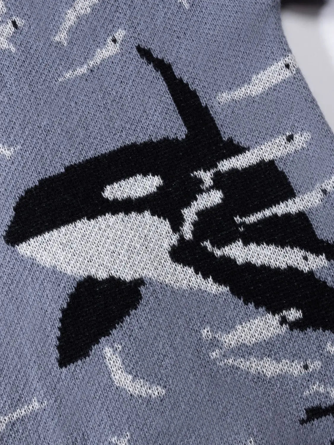 Blauer Stricksocken mit Schwarz-Weiß-Orcawalm- und stilisierten Fischmustern aus der Kollektion des Orca-Strickpullovers im Casual-koreanischen Pullover-Stil.