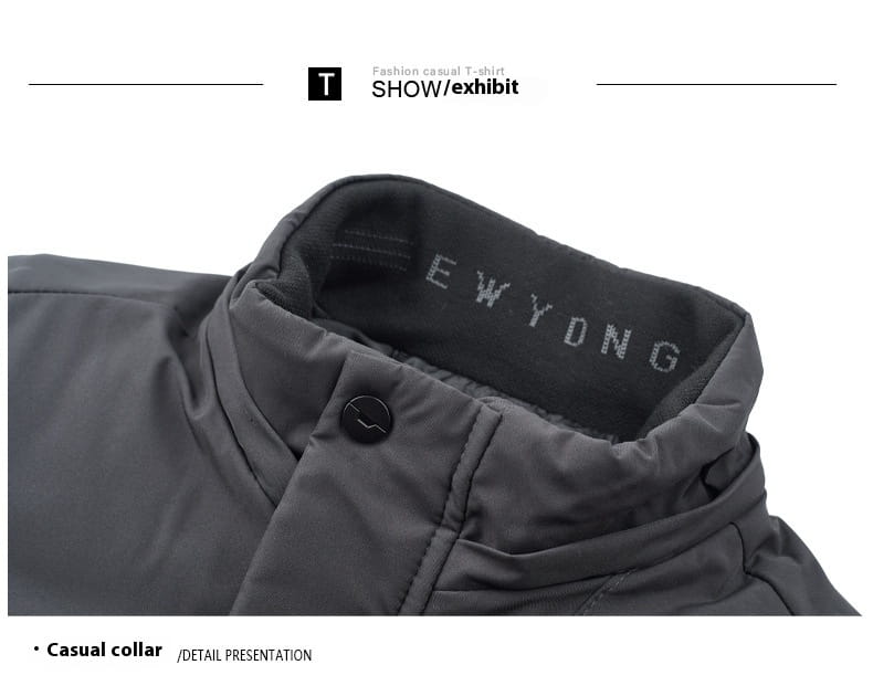 Abrigo de invierno acolchado con capucha para hombre en color gris oscuro con cuello casual acolchado y cierre con botón negro.