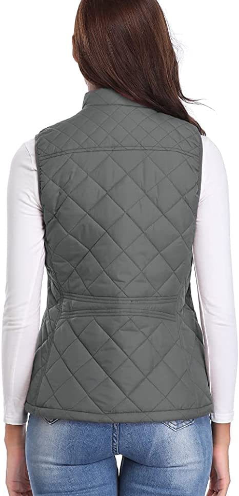 Chaleco acolchado de algodón gris para mujer con cuello alto, cuello alto pronunciado, detalle de cinturón y bolsillos.