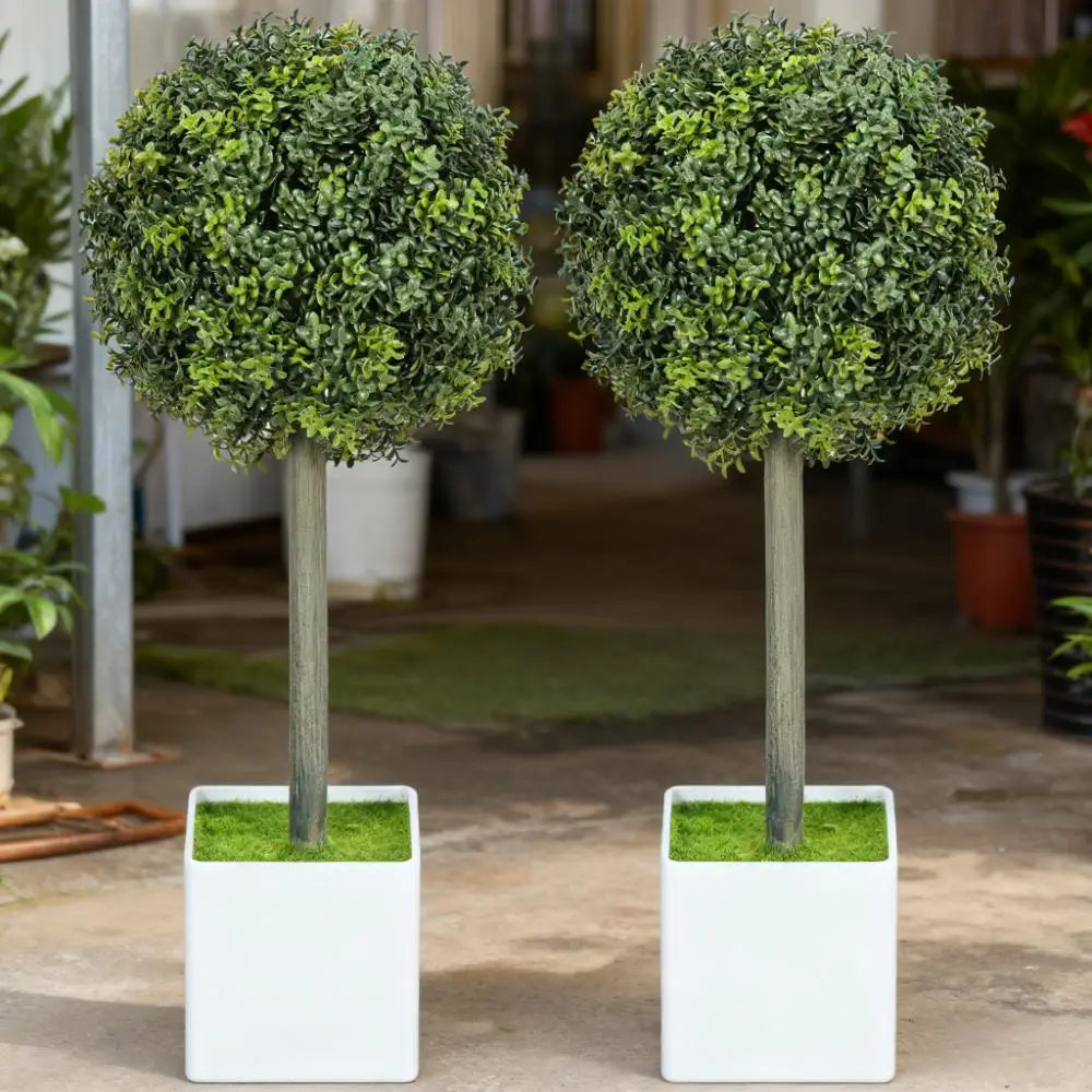 zwei identische künstliche Buchsbaum-Topiary-Kugeln mit dichtem grünem Laub und schlanken grauen Stielen, gepflanzt in weiße quadratische Töpfe, gefüllt mit Kunstmoos, im Set zu 2