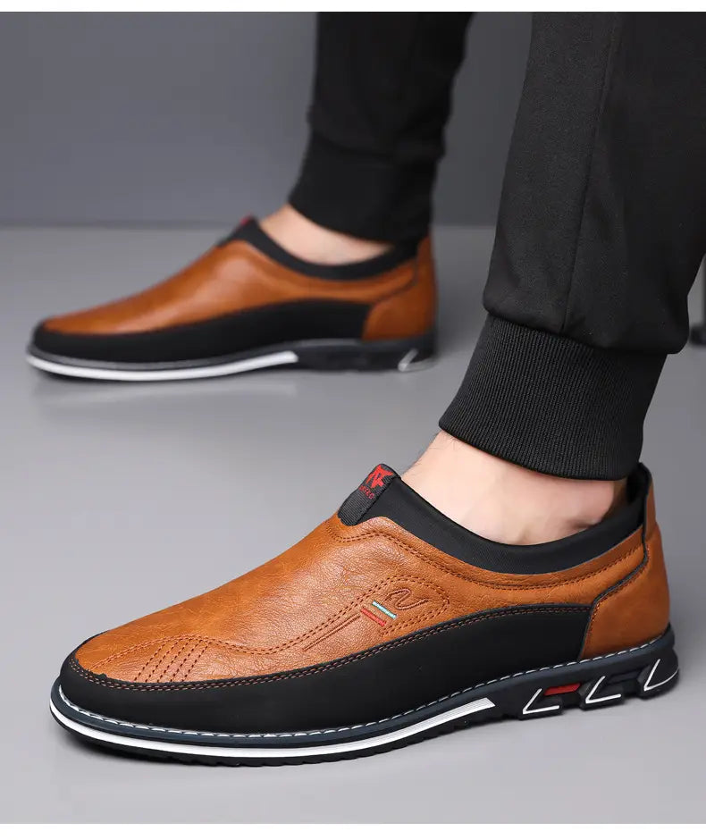 Mocasines de vestir de cuero para hombre, estilo casual de negocios, en marrón y negro con diseño cosido y suela de goma blanca.