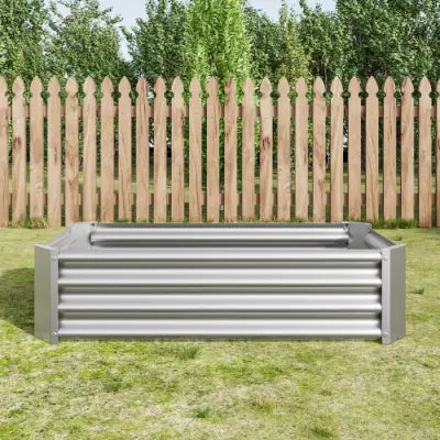 Lecho elevado de jardín de metal galvanizado plateado con paneles acanalados horizontales y un marco rectangular de 4x2x1 pies para plantación al aire libre.