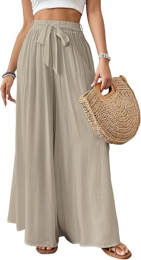 Pantalon évasé à taille haute beige avec une ceinture nouée, réalisé dans un tissu léger, présenté dans la collection de pantalons évasés à imprimé floral pour femmes.