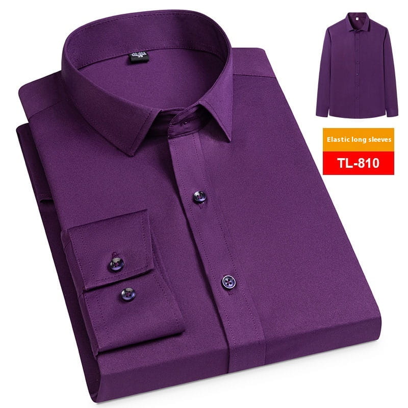 Ein elegantes, einfarbiges violettes Herren Business-Casual Stretch-Kleidhemd mit klassischem Kragen und geknöpften Manschetten.