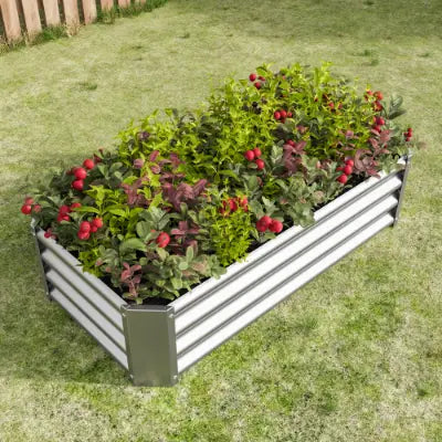 Lecho elevado rectangular de metal con laterales galvanizados plateados y follaje verde creciendo en su interior, de 4x2x1 pies.