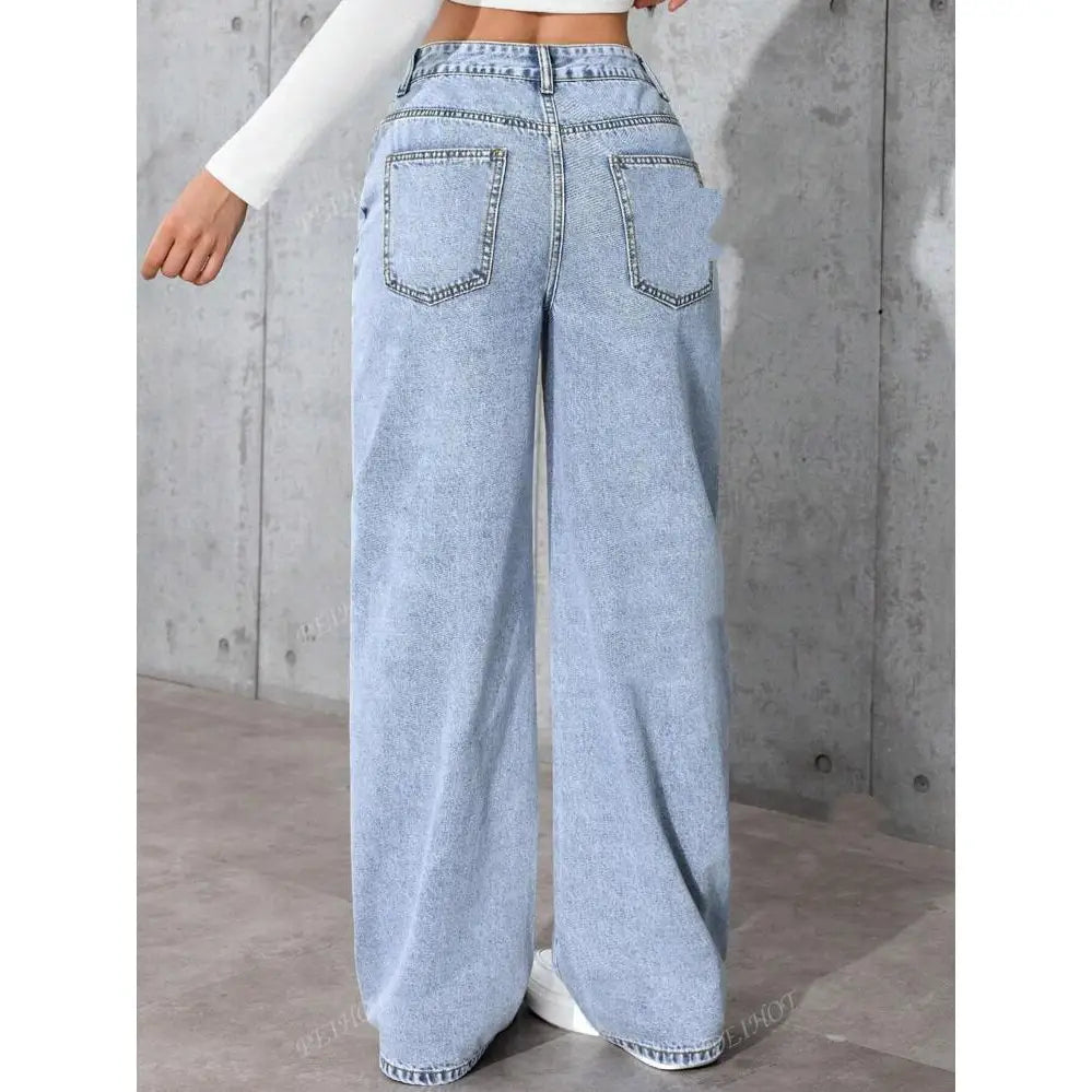 Pantalons en denim à lavage clair, jambe évasée, taille haute, avec des poches arrière classiques, illustrés depuis l’arrière, intitulés jeans en denim rose taille haute, jambe évasée.