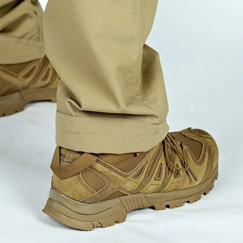 Bottes tactiques beige avec maillage et superpositions synthétiques, semelle robuste et lacets réglables, associées à des pantalons tactiques P40 pour hommes, pantalons militaires multi-poches