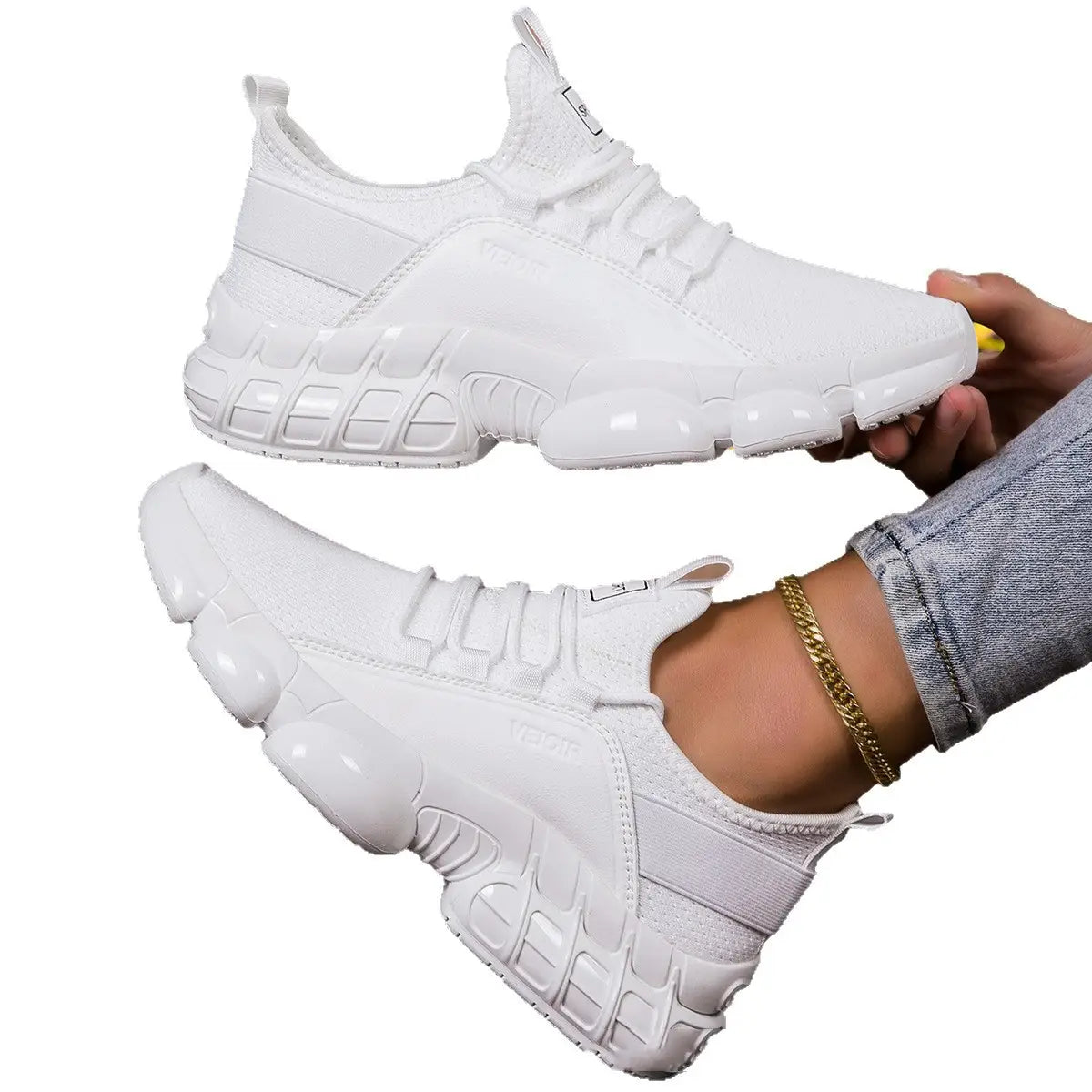 Weiße klobige Mesh-Laufsneaker mit einem atmungsaktiven Mesh-Obermaterial und einer glänzenden Gummisohle, ausgelegt für leichten Komfort.