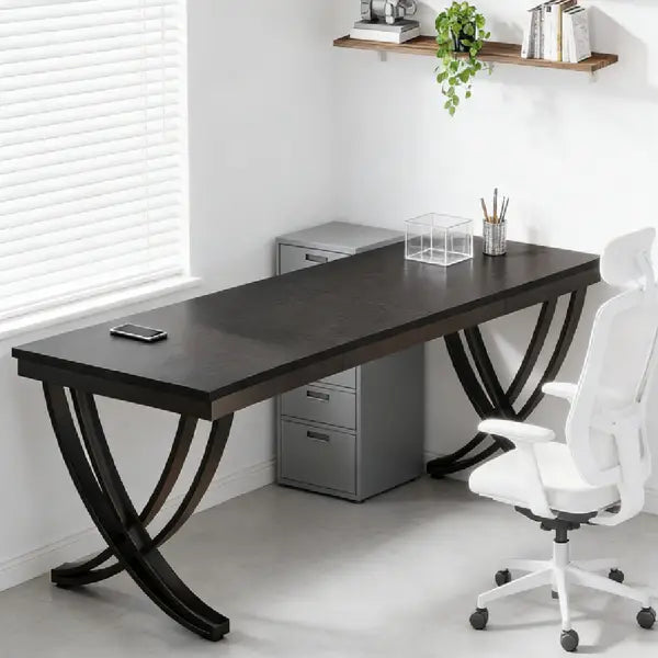industrieller Doppel-Computer-Schreibtisch mit schwarzen, gebogenen X-förmigen Metallbeinen und einem eleganten modernen Design
