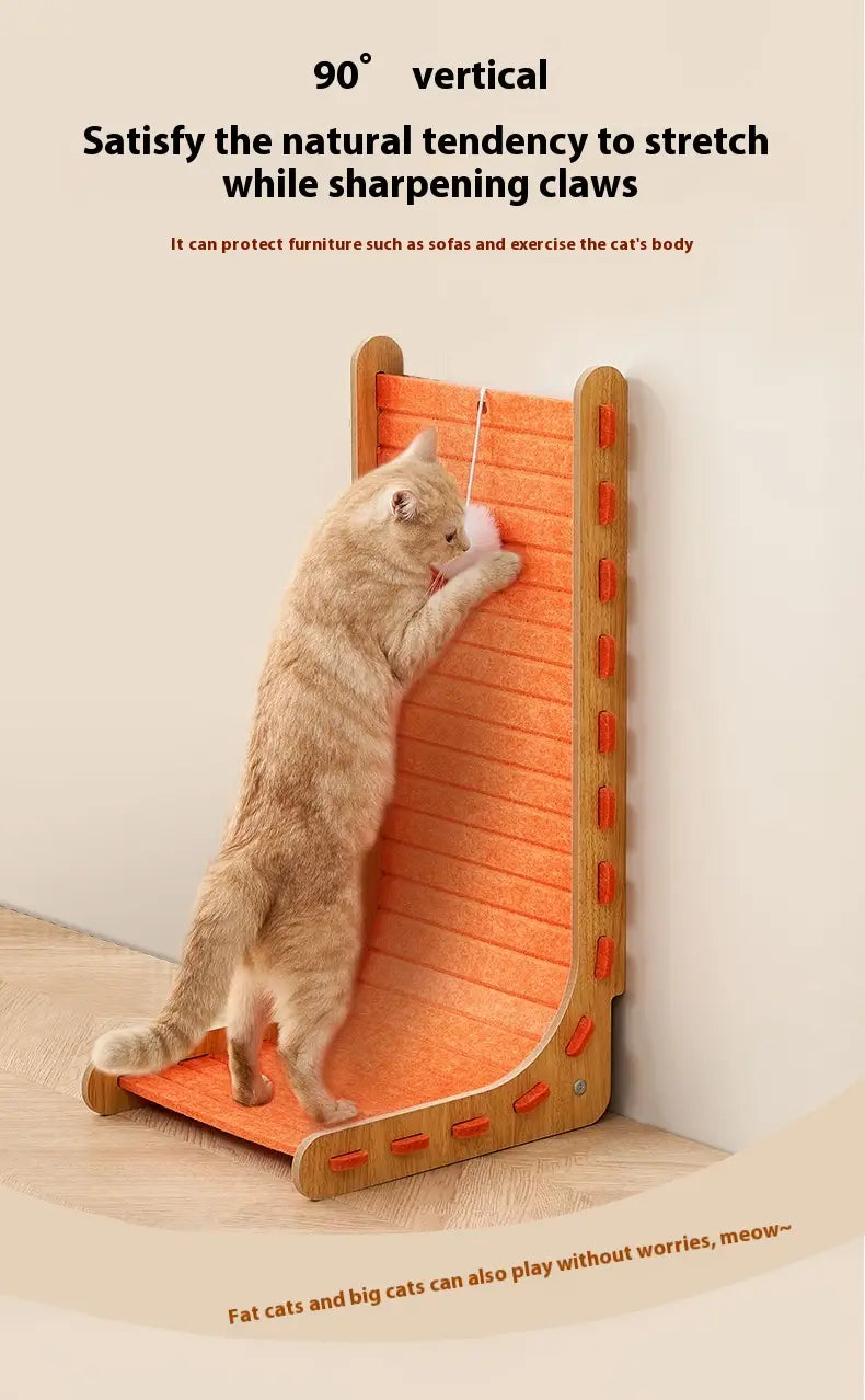 Vertikaler orangefarbener Katzenkratzer mit Holzrahmen und strukturierter Sisalfaserfilzoberfläche, entworfen als Wandkratzbrett für Katzen.