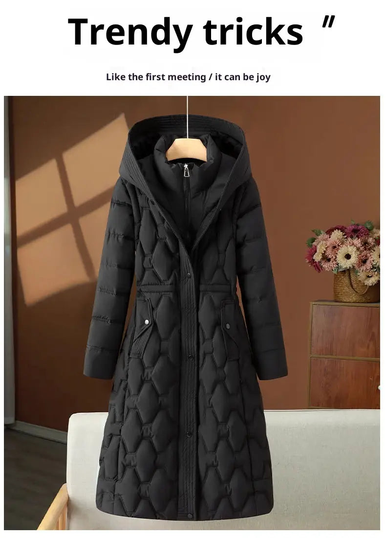 Damen-Wintermantel mit mittlerer Länge in Schwarz aus wattierter Steppung mit Kapuze im Diamantdesign und Verschluss mit vorderseitigem Knopf.