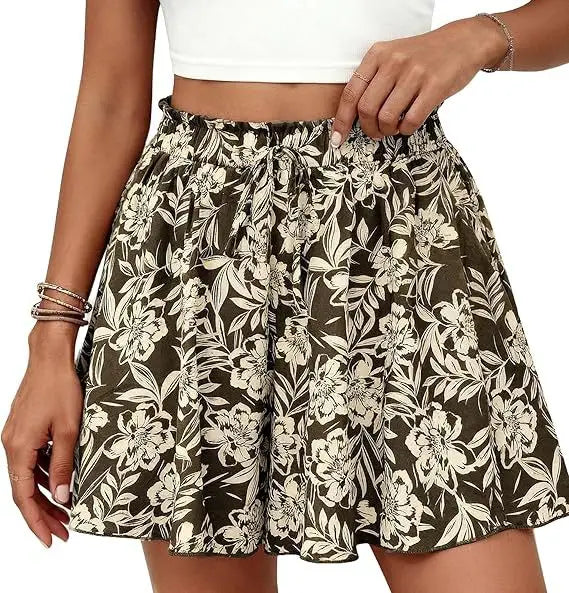 Olivgrünen floralen Muster-Shorts mit hoher Taille und A-Linien-Schnitt mit Kordelzug-Bund, ideal für lässige Sommerkleidung