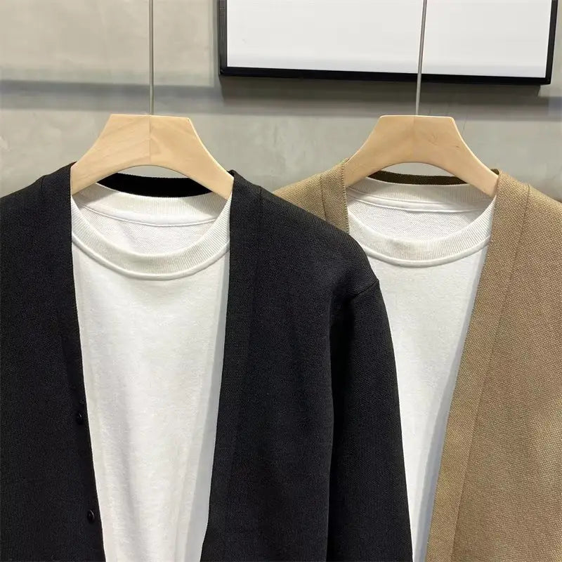 Herren-Strickcardigan mit schwarzen und beigen Strick-Cardigans, getragen über weißen Rundhals-T-Shirts, die vielseitige Styling-Optionen für das Layering zeigen.