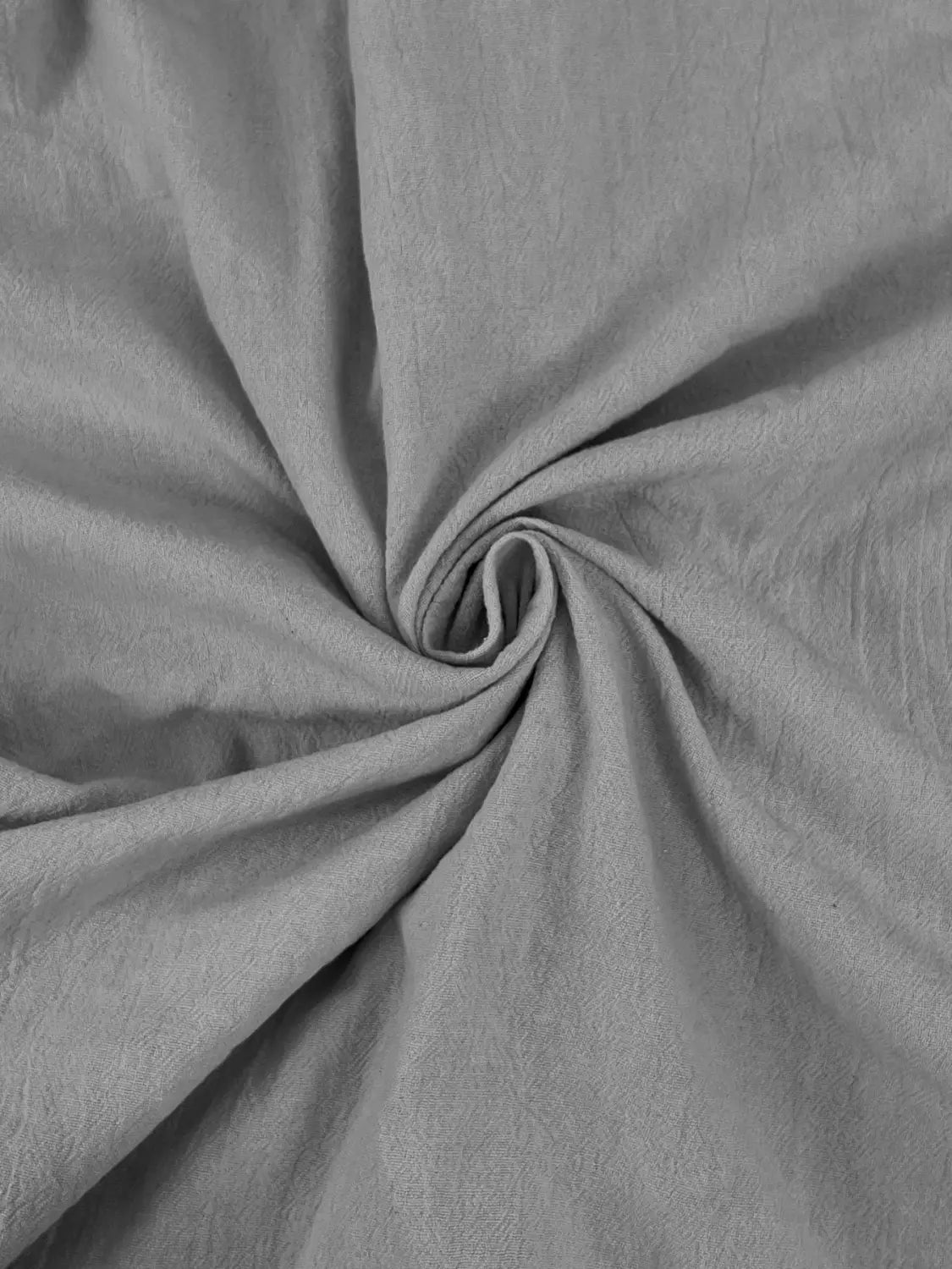 Tejido gris texturizado con un patrón de tejido sutil, recogido en una espiral para una camisa de cárdigan con capucha ligera para hombre.