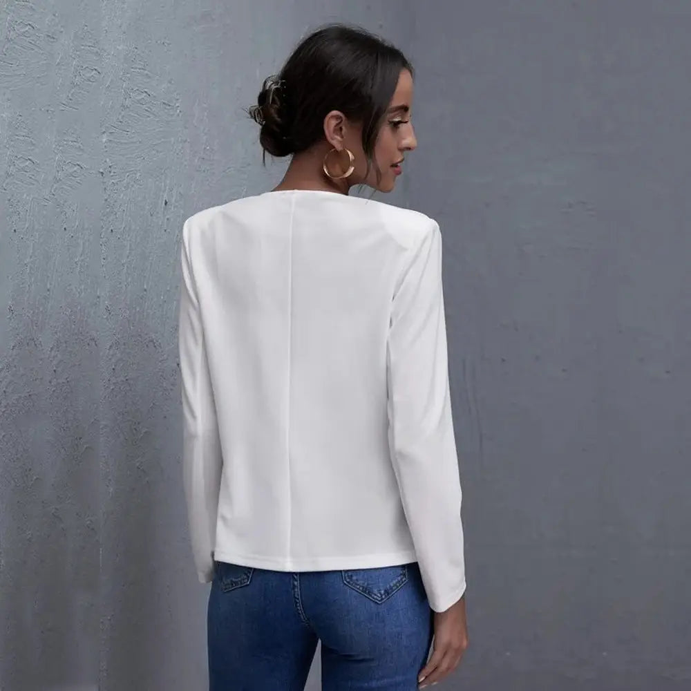 Veste courte blanche ajustée, solidement confectionnée, montrée de dos, avec des manches longues et des épaules structurées dans un design en tissu blanc épuré