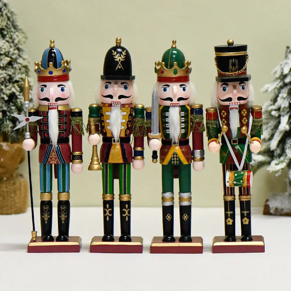 Vier kunstvoll bemalte hölzerne Nussknacker-Soldatenfiguren mit lebendigen Rot-, Grün- und Goldakzenten aus dem Set „Weihnachtsdeko Nussknacker-Soldat“, 30 cm.