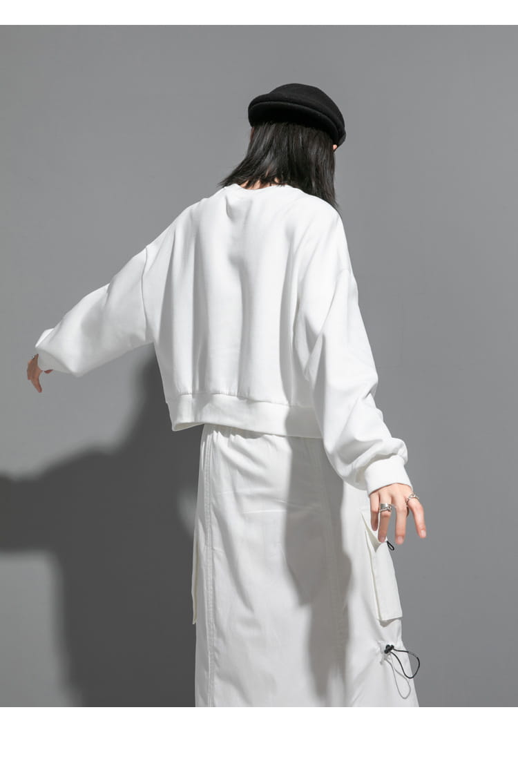 Sweat-shirt court oversize blanc à manches longues et poignets côtelés, dans un pull à capuche irrégulier en patchwork, image produit pour vêtements pour femmes