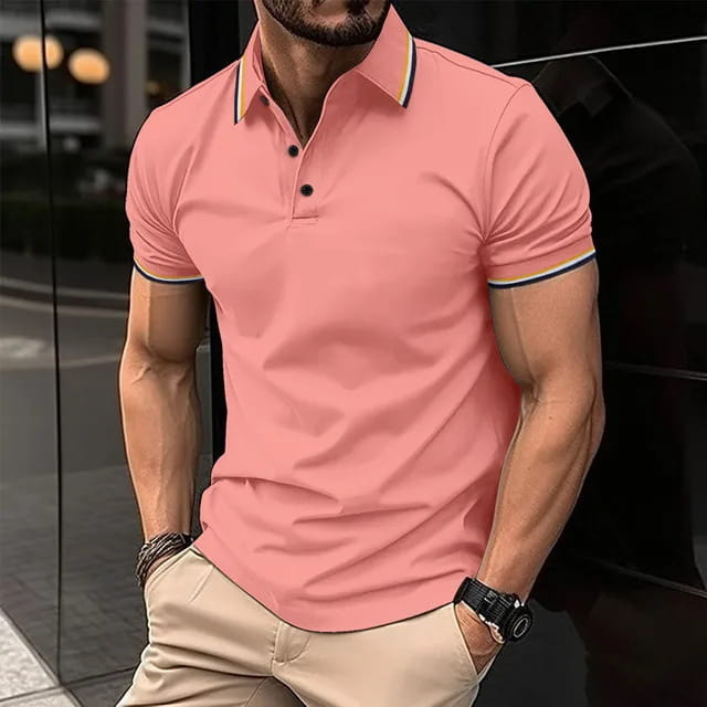 Ein pinkfarbenes Kontrast-Herren-Poloshirt mit Kragen- und Ärmelbesatz mit gelben, schwarzen und weißen Streifen.