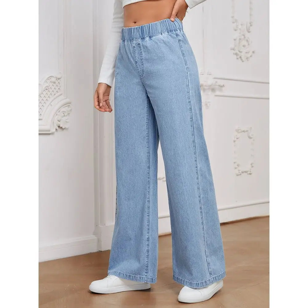 Pantalon en denim à jambes larges délavage clair présentant une taille élastique fabriquée dans un tissu en denim délavage clair.