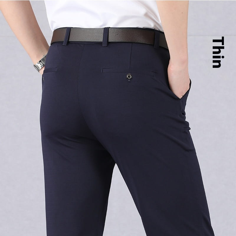 Herren-Slim-Fit-Eis-Seiden-Leichtgewicht-Anzughose in dunkelnavy mit schlankem Design und dezenten Nähten.