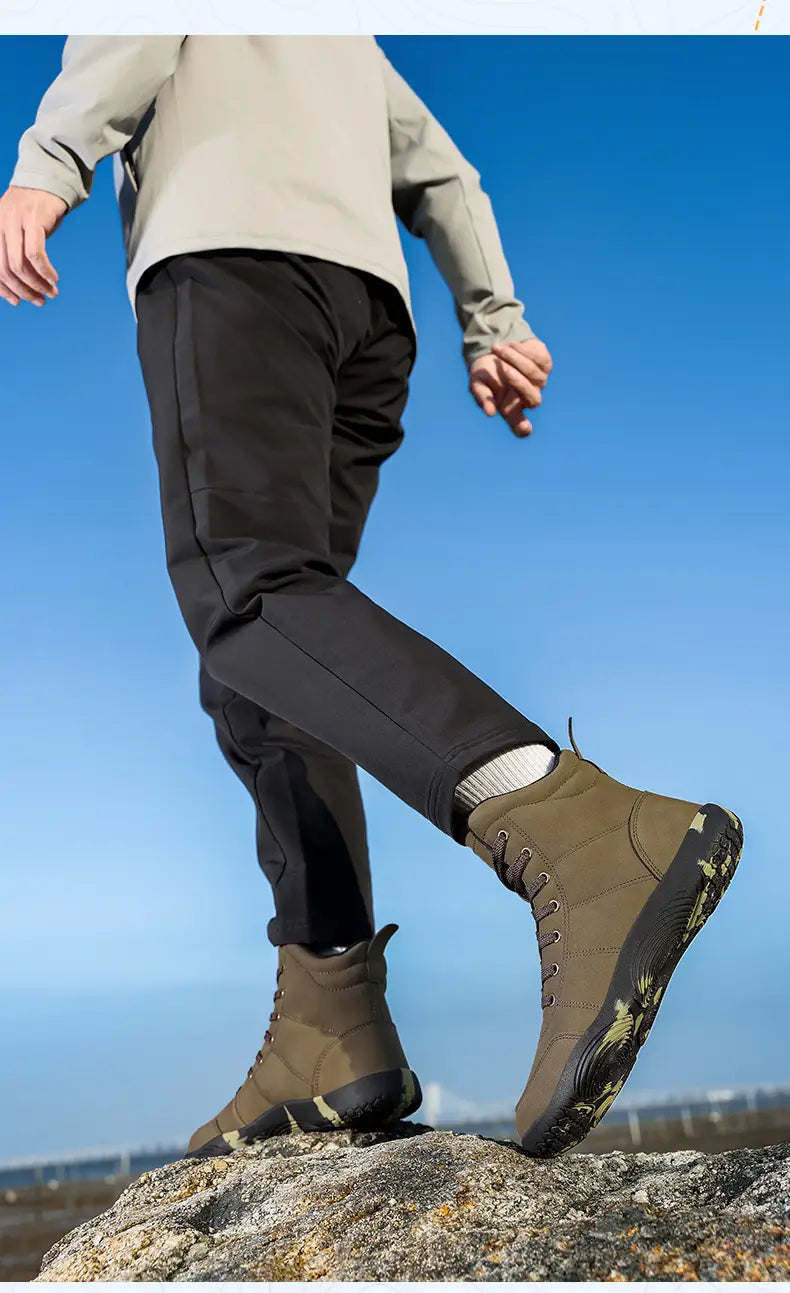 Olivgrüne Led­er-High-Top-Wanderstiefel mit breitem Zehdesign, robusten Gummisohlen und verstärkten Nähten für den Einsatz im Outdoorsport.