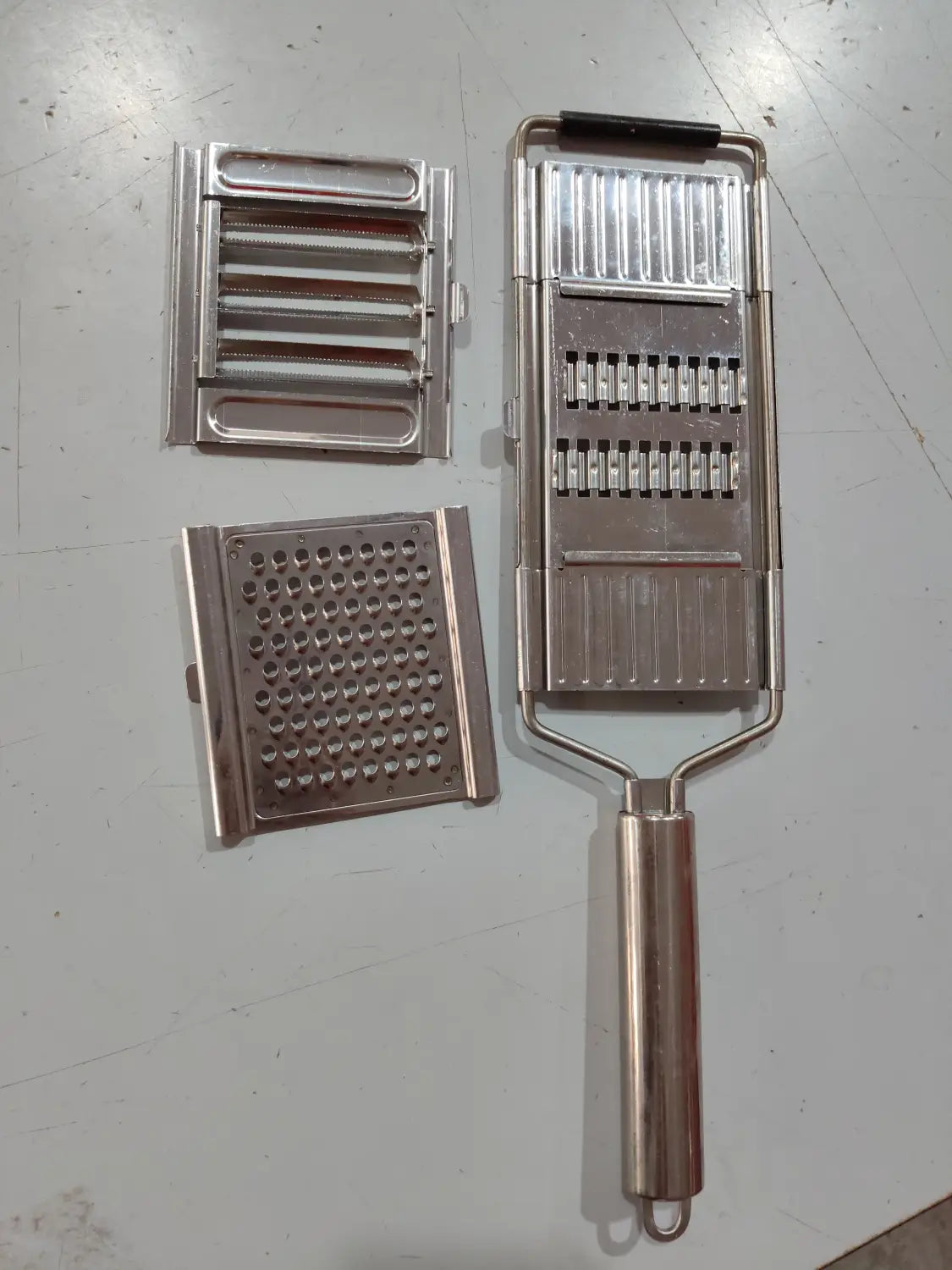 Juego de rallador y cortador multiusos de acero inoxidable con cuchillas intercambiables para triturar, cortar en láminas y trocear verduras.