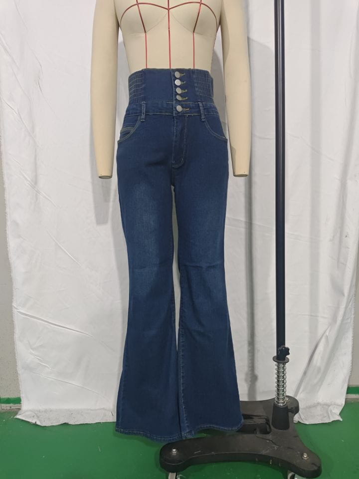 Jeans en denim bleu à taille haute évasée avec une fermeture à bouton à l’avant fabriquée à partir de tissu en denim.