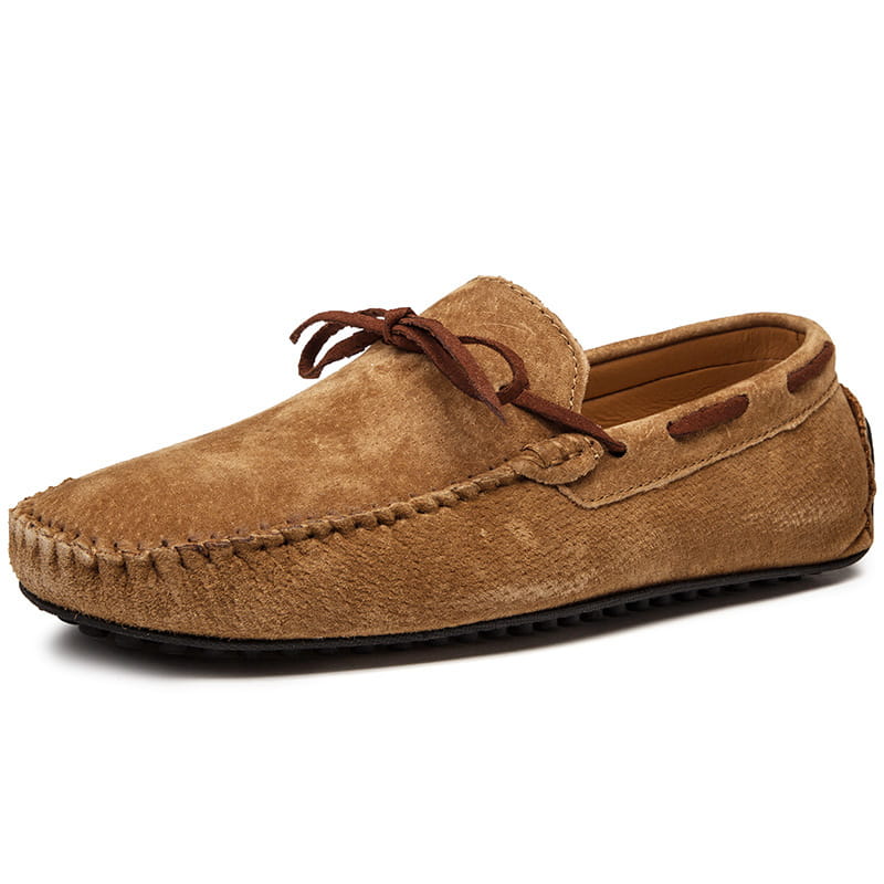 Chaussures décontractées de type mocassin en cuir suédé pour homme, en couleur beige, avec des lacets bruns et une semelle en caoutchouc noire.