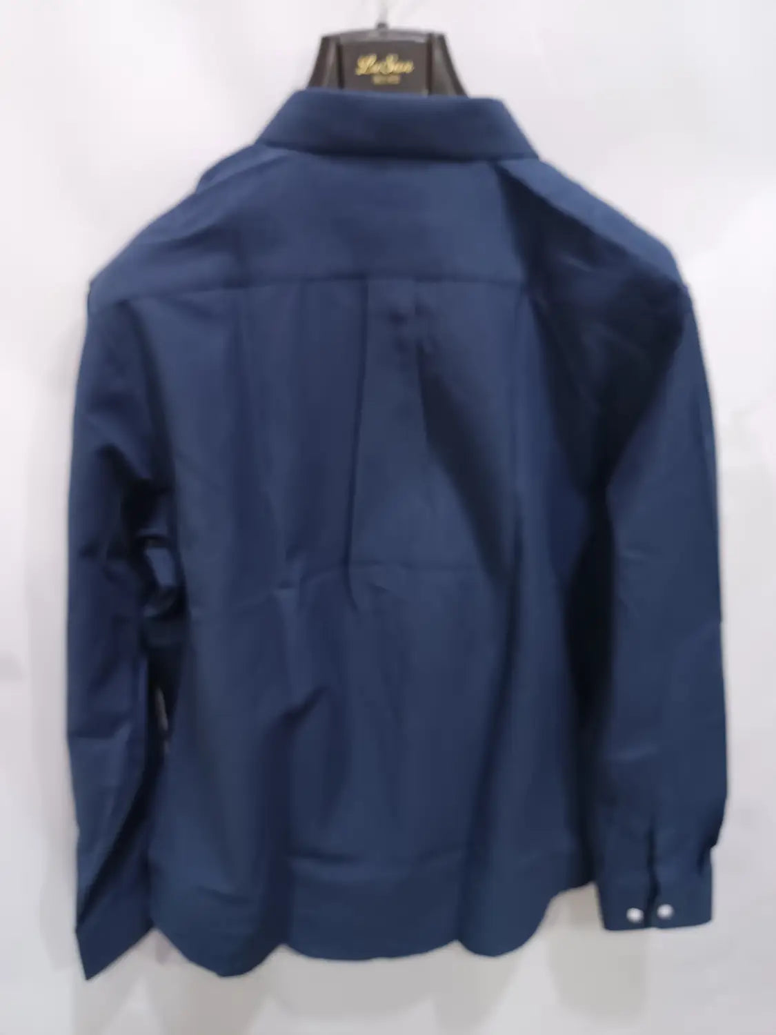 Dunkelblaues Herren-Oxford-Freizeithemd mit langen Ärmeln und klassischem Kragen aus reinem Baumwoll-Mischgewebe, auf einem Kleiderbügel präsentiert.
