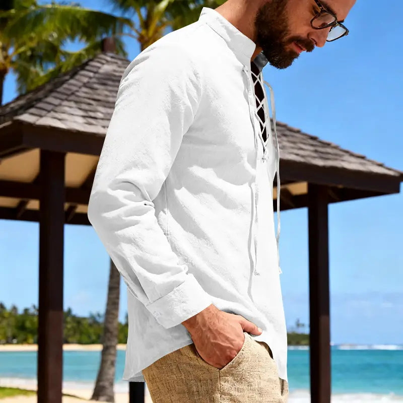Camisa tipo henley de lino para hombre en color blanco, con frente con cordones, cuello y mangas arremangables.