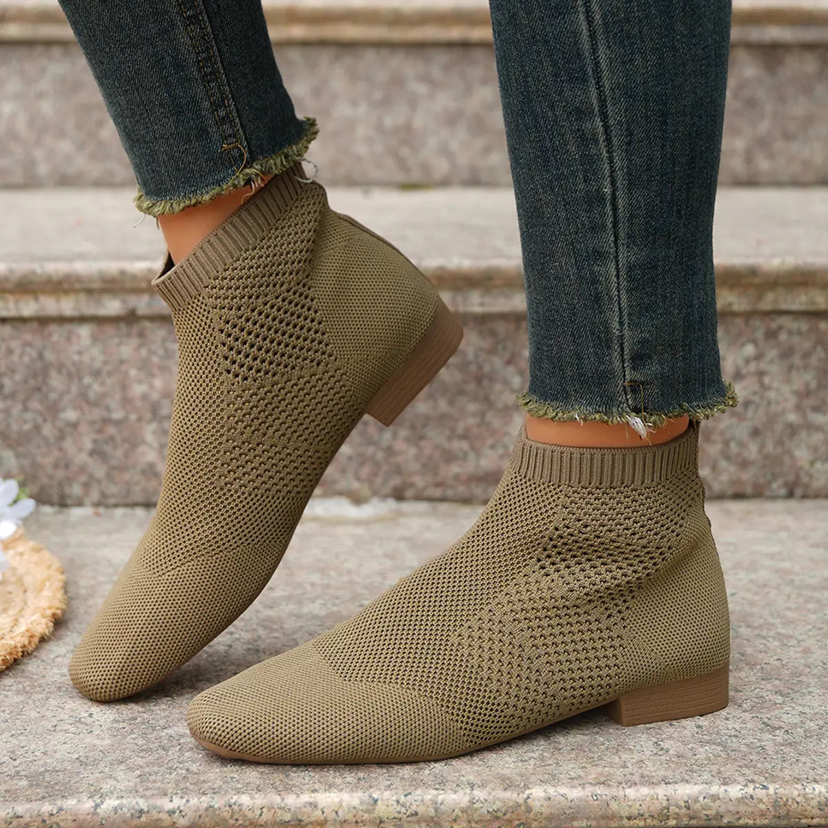 Olivgrüne Plus-Size-Spitz zulaufende Strick-Schnürstiefeletten mit niedrigem Blockabsatz und atmungsaktivem Mesh-Design.