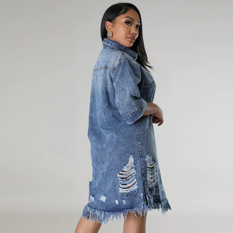 Robe chemise midi en denim pour grande taille, avec ourlet effiloché abîmé et détails déchirés le long de la partie inférieure à l’avant, en denim bleu.