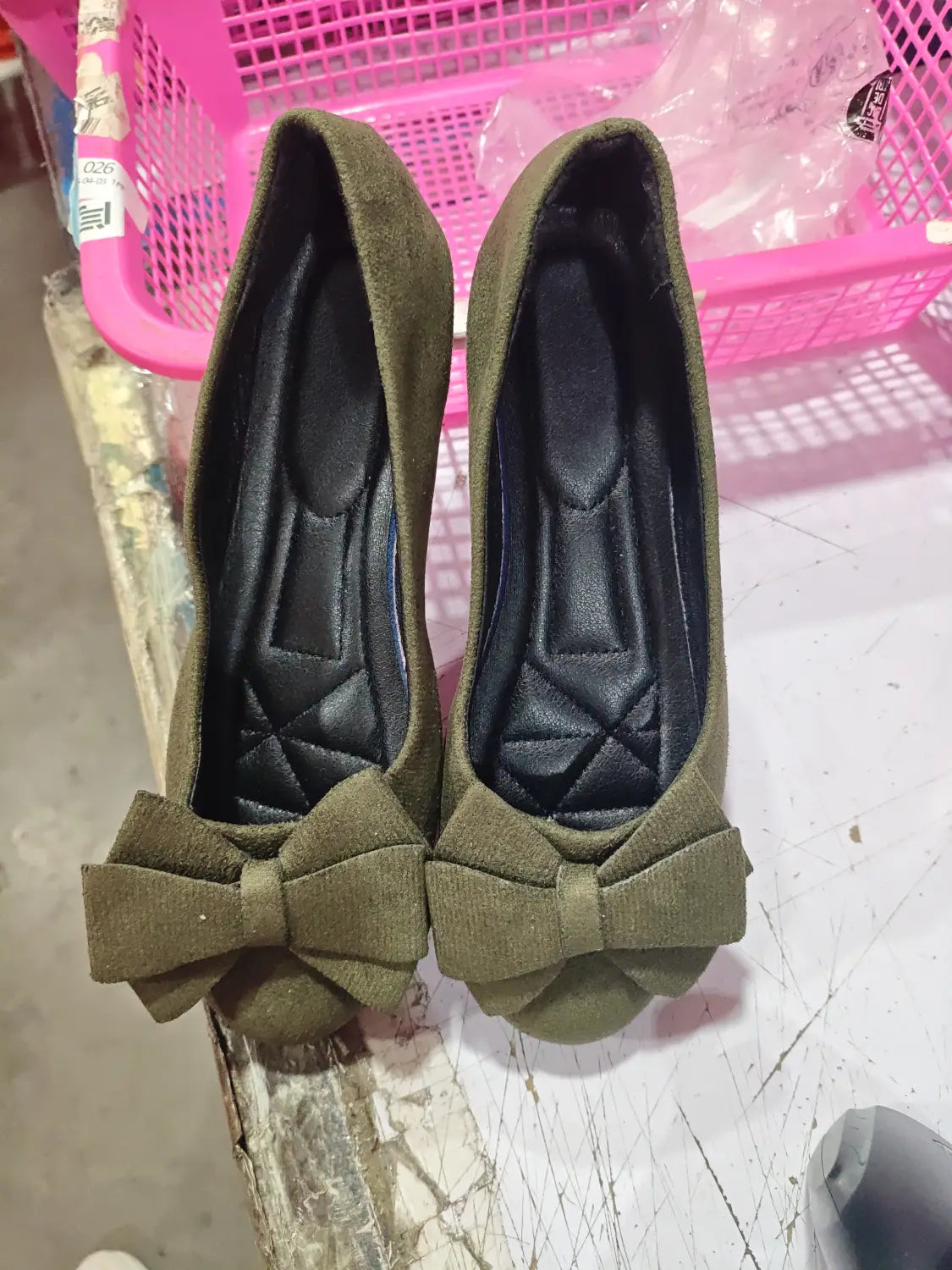 Women’s magenta suede bow round toe flat gommino loafers featuring matching bow accents for elegant wear.